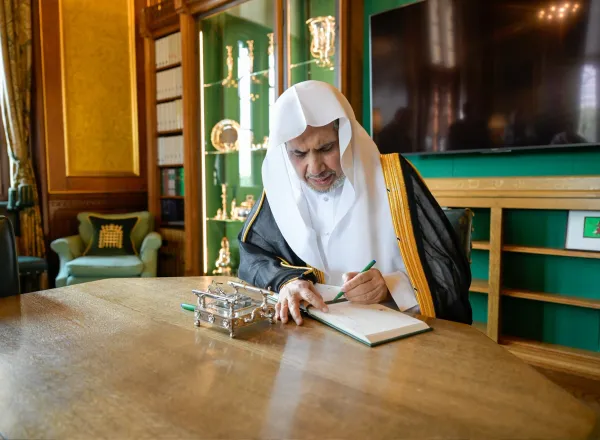 بعد اللقاء صحب معالي رئيس البرلمان البريطاني معاليَ الأمين العامّ في جولة خلال أروقة البرلمان احتفاءً بالزيارة.