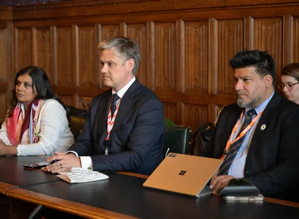 Durante una reunión impulsada por varios miembros del Parlamento británico, tras la sesión ampliada en presencia del Presidente de la Cámara de los comunes: