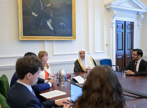 التقَتْ نائبة رئيس الوزراء البريطاني، السيدة أنجيلا راينر، معالي الأمين العام، رئيس هيئة علماء المسلمين، فضيلة الشيخ د.⁧‫محمد العيسى