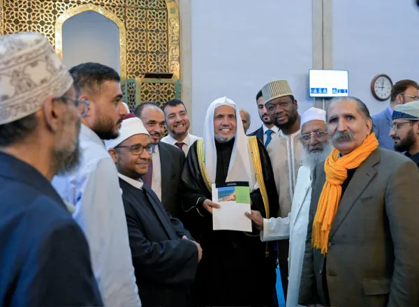 استضاف المركز الإسلامي في العاصمة البريطانية "لندن" لقاءً موسَّعاً بين معالي الأمين العام، رئيس هيئة علماء المسلمين، فضيلة الشيخ د.⁧‫محمد العيسى‬⁩ ⁦‬⁩ ، والقيادات الإسلامية في عThe Islamic Centre in the British capital, London, hosted an extensive meeting between H.E. Sheikh Dr. Mohammed Alissa —Secretary-General of the MWL and Chairman of the Organization of Muslim Scholars—and Islamic leadership figures from across the United Kingdom.موم المملكة المتحدة