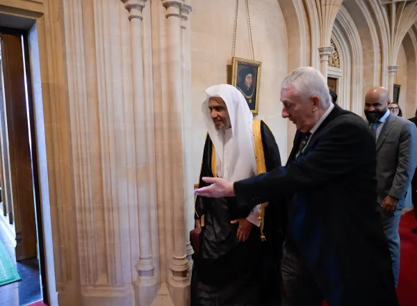 El presidente y los responsables del Parlamento británico rinden homenaje al Secretario General de la Liga del Mundo Islámico
