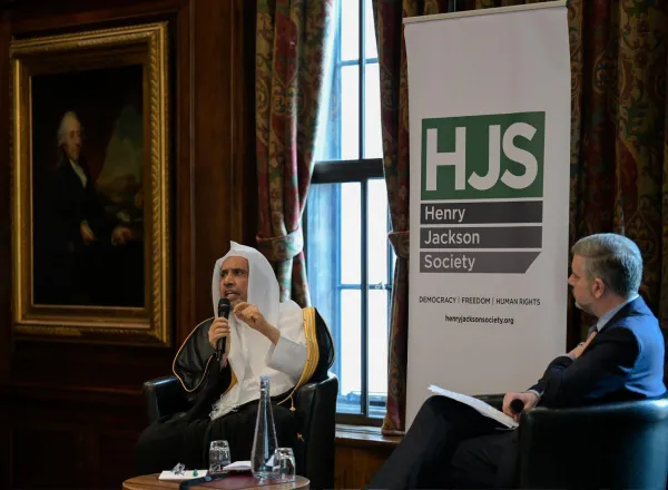El Instituto Henry Jackson en el Reino Unido organiza un diálogo con el Secretario general de la Liga del Mundo Islámico.