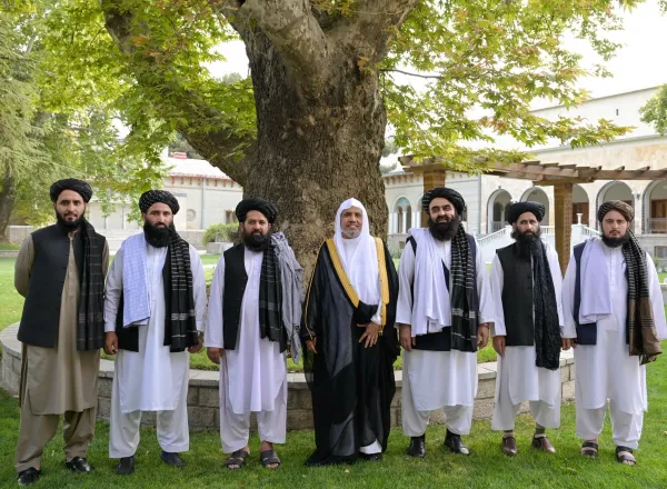 Yang Mulia Sekretaris Jenderal LMD, Ketua Organisasi Ulama Muslim, Syekh Dr. Mohammed Alissa, bertemu dengan Yang Mulia Menteri Luar Negeri Afghanistan, Mawlawi Amir Khan Muttaqi, di markas Dewan Keamanan yang terletak di Istana Perdana Menteri.