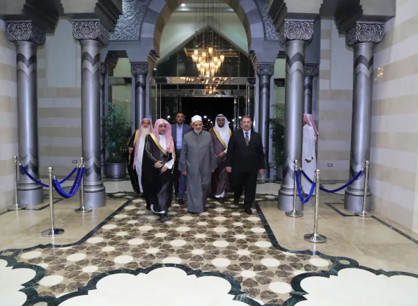 ‏معالي الأمين العام مستقبلاً اليوم بمطار الملك عبدالعزيز بجدة فضيلة الإمام الأكبر شيخ الأزهر الشريف رئيس مجلس حكماء المسلمين أ.د. أحمد الطيب.