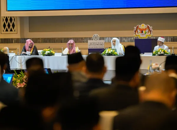 Dalam Forum Pertama Ulama Fikih: "Pengajaran Fikih Islam dan Pembinaan Fakih": Para ulama fikih terkemuka berkumpul di Malaysia di bawah naungan Akademi Fikih Islam dari Liga Muslim Dunia