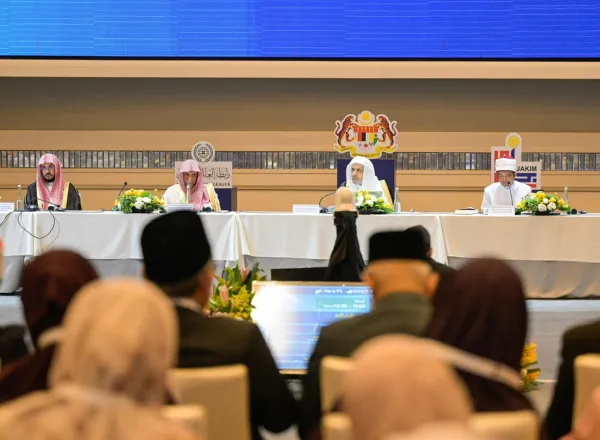 Dalam Forum Pertama Ulama Fikih: "Pengajaran Fikih Islam dan Pembinaan Fakih": Para ulama fikih terkemuka berkumpul di Malaysia di bawah naungan Akademi Fikih Islam dari Liga Muslim Dunia