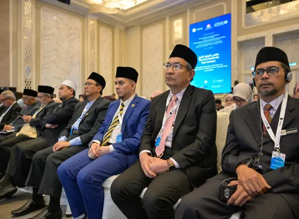 Dalam Forum Pertama Ulama Fikih: "Pengajaran Fikih Islam dan Pembinaan Fakih": Para ulama fikih terkemuka berkumpul di Malaysia di bawah naungan Akademi Fikih Islam dari Liga Muslim Dunia