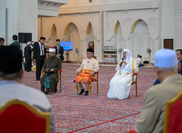 Après avoir prononcé le sermon du vendredi devant les fidèles et dirigé la prière dans la plus grande mosquée de la capitale malaisienne, Kuala Lumpur :