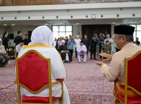 Après avoir prononcé le sermon du vendredi devant les fidèles et dirigé la prière dans la plus grande mosquée de la capitale malaisienne, Kuala Lumpur :
