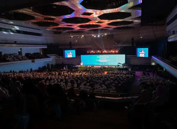 Sekretaris Jenderal Liga Muslim Dunia Menutup Forum Global Pengesahan Ijazah Al-Qur’an Dan Pemberian Penghargaan kepada Para Qari Senior di Negara-negara “ASEAN”