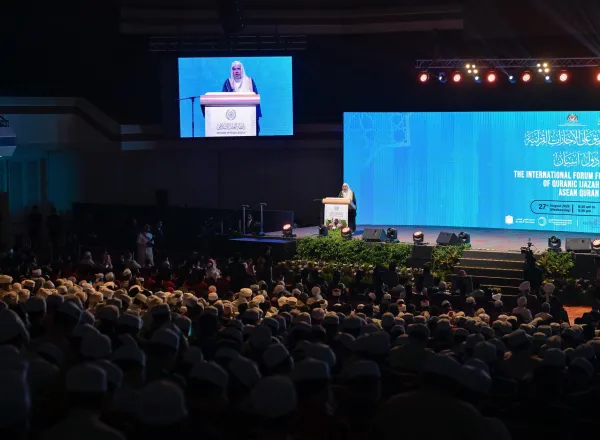 Sekretaris Jenderal Liga Muslim Dunia Menutup Forum Global Pengesahan Ijazah Al-Qur’an Dan Pemberian Penghargaan kepada Para Qari Senior di Negara-negara “ASEAN”