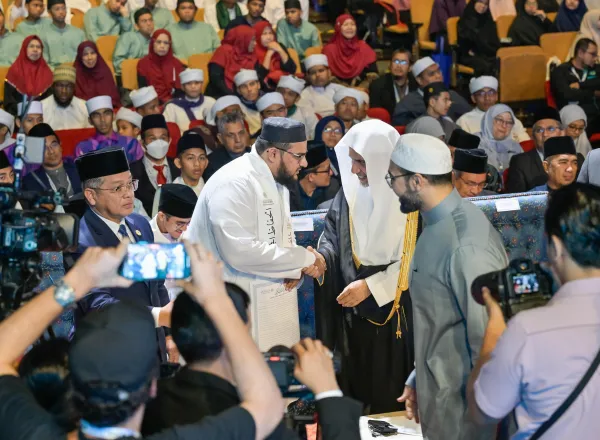 Sekretaris Jenderal Liga Muslim Dunia Menutup Forum Global Pengesahan Ijazah Al-Qur’an Dan Pemberian Penghargaan kepada Para Qari Senior di Negara-negara “ASEAN”