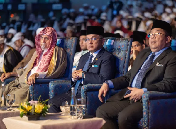 Sekretaris Jenderal Liga Muslim Dunia Menutup Forum Global Pengesahan Ijazah Al-Qur’an Dan Pemberian Penghargaan kepada Para Qari Senior di Negara-negara “ASEAN”