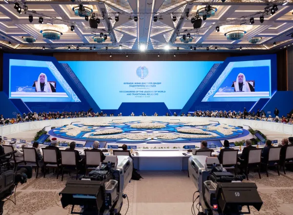 le Secrétaire général de la Ligue islamique mondiale, Président de l’Organisation des savants musulmans, cheikh Mohammed Al-Issa a pris part, aux côtés du Président de la République du Kazakhstan, à la séance inaugurale des travaux du sommet au Palais de l’Indépendance