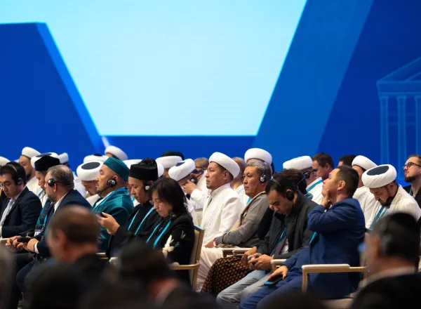 le Secrétaire général de la Ligue islamique mondiale, Président de l’Organisation des savants musulmans, cheikh Mohammed Al-Issa a pris part, aux côtés du Président de la République du Kazakhstan, à la séance inaugurale des travaux du sommet au Palais de l’Indépendance