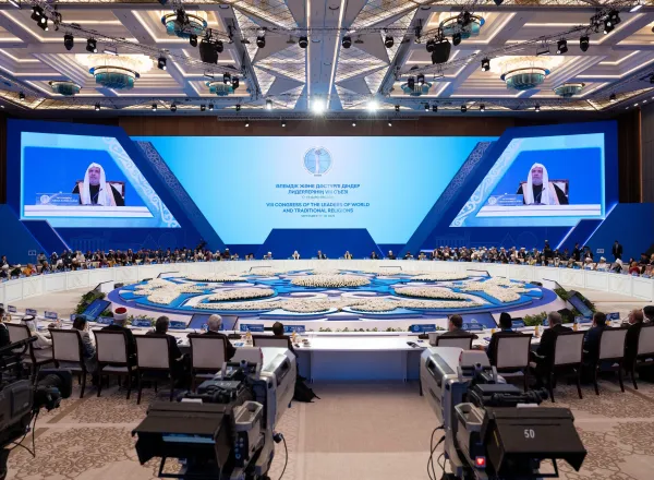El Secretario General de la Liga del Mundo Islámico, Presidente del Consejo de Ulemas, el Sheij Mohammed Al-Issa dirigiéndose a los participantes de la sesión inaugural de la «Cumbre Mundial de las Religiones»