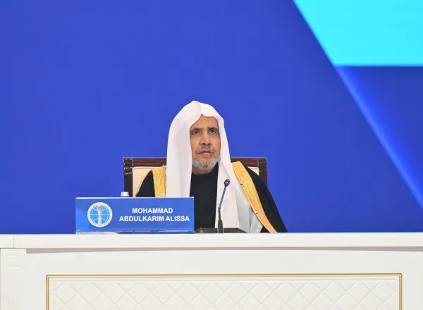 El Secretario General de la Liga del Mundo Islámico, Presidente del Consejo de Ulemas, el Sheij Mohammed Al-Issa dirigiéndose a los participantes de la sesión inaugural de la «Cumbre Mundial de las Religiones»