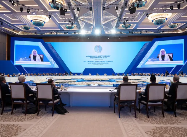 El Secretario General de la Liga del Mundo Islámico, Presidente del Consejo de Ulemas, el Sheij Mohammed Al-Issa dirigiéndose a los participantes de la sesión inaugural de la «Cumbre Mundial de las Religiones»