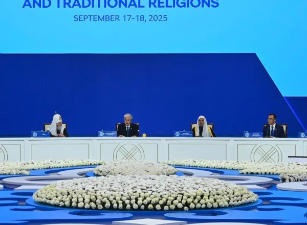 El Secretario General de la Liga del Mundo Islámico, Presidente del Consejo de Ulemas, el Sheij Mohammed Al-Issa dirigiéndose a los participantes de la sesión inaugural de la «Cumbre Mundial de las Religiones»