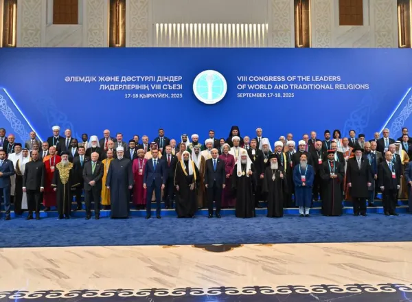 El Secretario General de la Liga del Mundo Islámico, Presidente del Consejo de Ulemas, el Sheij Mohammed Al-Issa dirigiéndose a los participantes de la sesión inaugural de la «Cumbre Mundial de las Religiones»