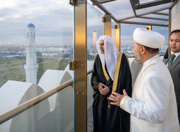 El Secretario General de la Liga del Mundo Islámico, Presidente del Consejo de Ulemas, el Sheij Mohammed Al-Issa, visitó la Gran Mezquita de Astaná, donde asistió a una presentación sobre ella ofrecida por el Gran Muftí, el Sheij Nourzbay Haji Taganuly.