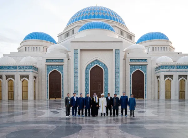 El Secretario General de la Liga del Mundo Islámico, Presidente del Consejo de Ulemas, el Sheij Mohammed Al-Issa, visitó la Gran Mezquita de Astaná, donde asistió a una presentación sobre ella ofrecida por el Gran Muftí, el Sheij Nourzbay Haji Taganuly.