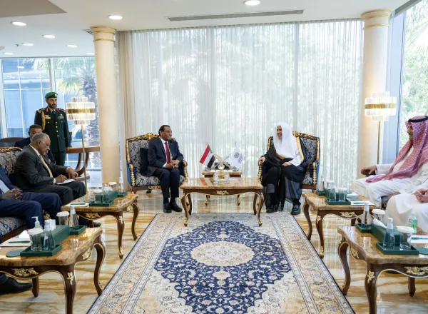 استقبل معالي الأمين العام، رئيس هيئة علماء المسلمين، فضيلة الشيخ د.⁧‫محمد العيسى‬⁩ ⁦‬⁩، في فرع الرابطة بالرياض، دولةَ رئيس الوزراء بجمهورية السودان، البروفيسور كامل إدريس