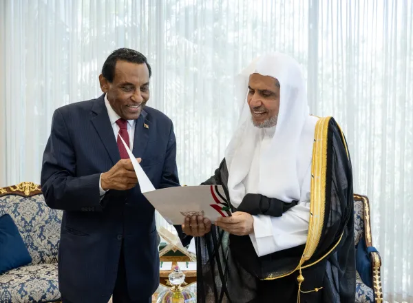 استقبل معالي الأمين العام، رئيس هيئة علماء المسلمين، فضيلة الشيخ د.⁧‫محمد العيسى‬⁩ ⁦‬⁩، في فرع الرابطة بالرياض، دولةَ رئيس الوزراء بجمهورية السودان، البروفيسور كامل إدريس