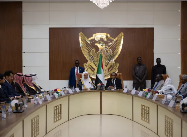 نخست ‌وزیر سودان از دبیرکل «سازمان همبستگی جهان اسلام» استقبال کرد  دو طرف جلسه‌ای رسمی از گفت‌وگو و رایزنی برگزار کردند که موضوع آن نقش علمای دین در تبیین حقیقت شرعی و تقویت آگاهی دینی و امنیت اجتماعی بود.