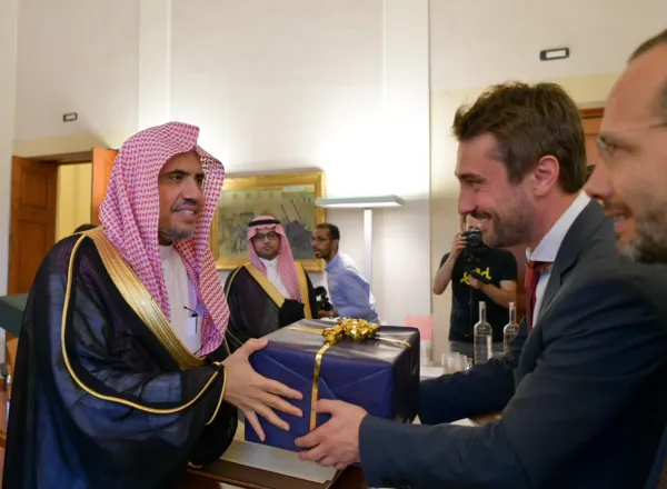 معالي أمين عام رابطة العالم الإسلامي الشيخ د. محمد العيسى يلتقي بعمدة مدينة سيستو فرينتينو الإيطالية السيد لورنزو فلاتشي، ويزور برفقته الأرض المزمع إقامة مركز ثقافي "عالمي" عليها؛ حيث تُعتبر المدينة في طلائع المدن الأوروبية في التواصل الحضاري والحوار الثق