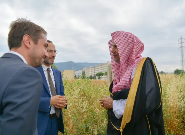 معالي أمين عام رابطة العالم الإسلامي الشيخ د. محمد العيسى يلتقي بعمدة مدينة سيستو فرينتينو الإيطالية السيد لورنزو فلاتشي، ويزور برفقته الأرض المزمع إقامة مركز ثقافي "عالمي" عليها؛ حيث تُعتبر المدينة في طلائع المدن الأوروبية في التواصل الحضاري والحوار الثق