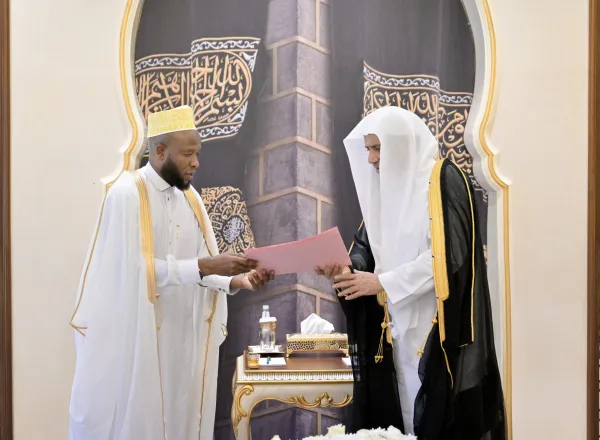 جناب دبیرکل، رئیس انجمن علمای مسلمان، آقای دکتر شیخ محمد العیسی ، در دفتر خود در مکه مکرمه، جناب مفتی اعظم جمهوری بوروندی، امام بزرگوارِ امور اسلامی، شیخ نایاباغالو سالوم را به حضور پذیرفت و با ایشان دیدار کرد. در این دیدار