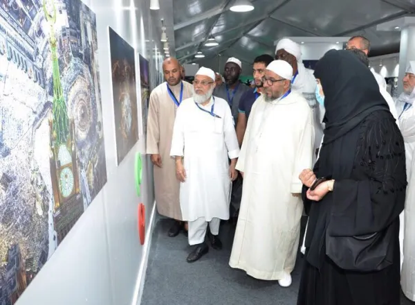 ضيوف رابطة العالم الإسلامي يزورون معرض مسك الخيرية بمنى