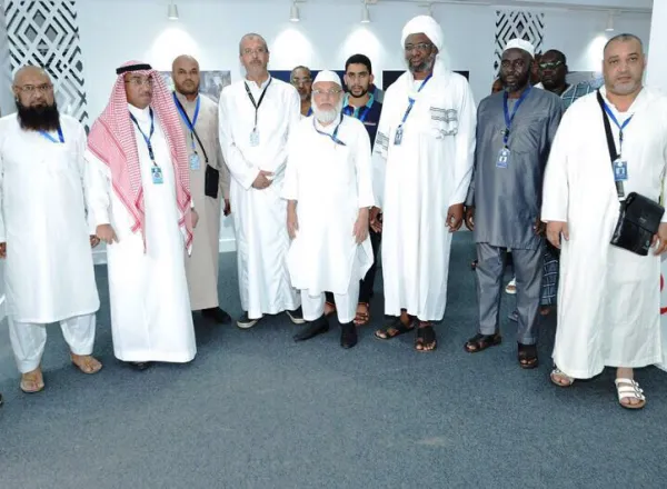 ضيوف رابطة العالم الإسلامي يزورون معرض مسك الخيرية بمنى