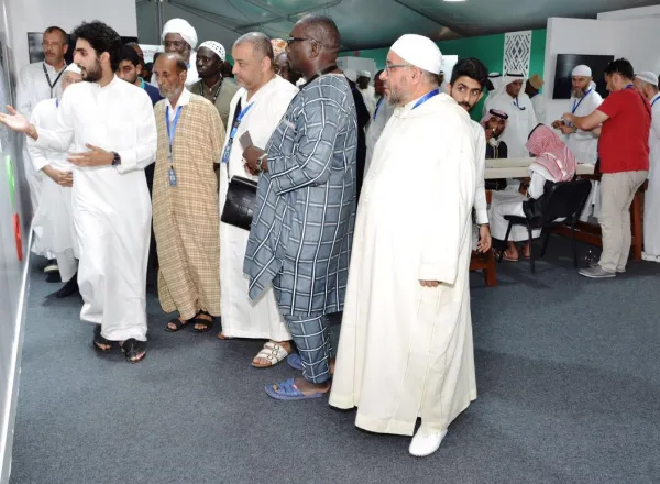 ضيوف رابطة العالم الإسلامي يزورون معرض مسك الخيرية بمنى