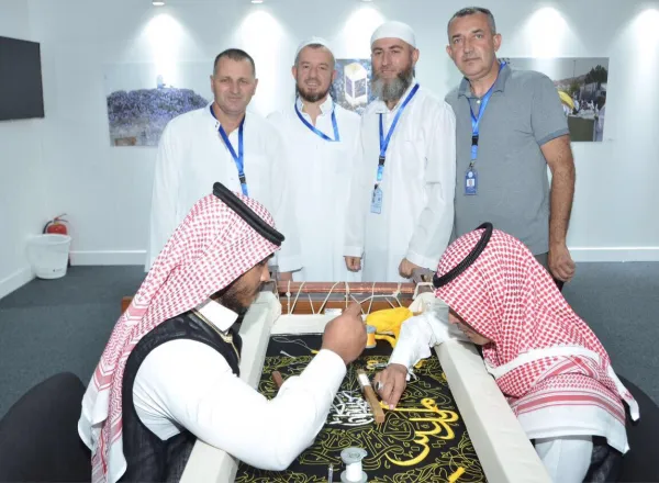 ضيوف رابطة العالم الإسلامي يزورون معرض مسك الخيرية بمنى