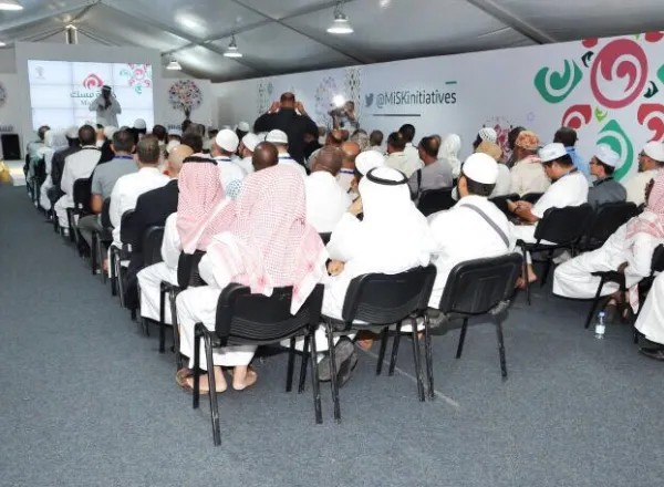 ضيوف رابطة العالم الإسلامي يزورون معرض مسك الخيرية بمنى
