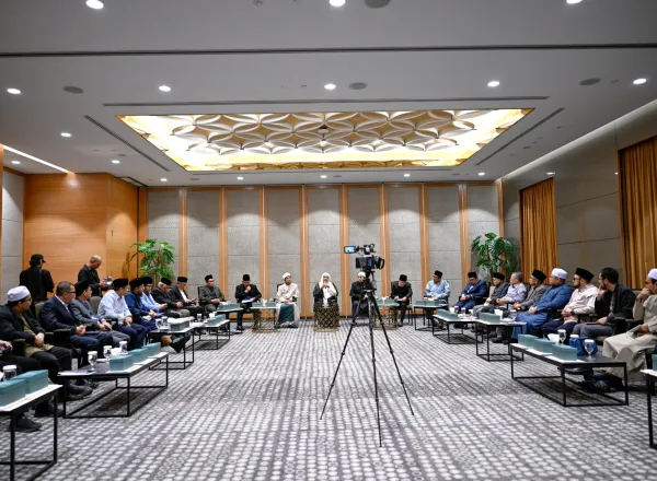 H.E. Sheikh Dr. Mohammed Al-Issa, Secretary-General, held a meeting with senior Malaysian scholars from across the states, led by H.E. Sheikh Ahmad Fauwaz Fadzil, Grand Imam and Grand Mufti of Malaysia