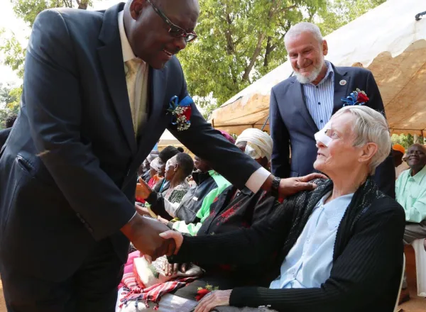 The Zimbabwean Health Minster visits the medical camp. Presents his government's thanks 2 the MWL; emphasing the importance of medical aid.