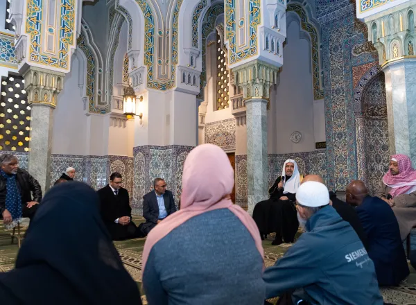 Di Islamic Center di Washington, Yang Mulia Sekretaris Jenderal LMD, Ketua Asosiasi Ulama Muslim, Syekh Dr. Mohammed Al-issa, membuka pertemuan Dewan Pendiri Kepemimpinan Islam di Amerika, baik bagian utara maupun selatan.