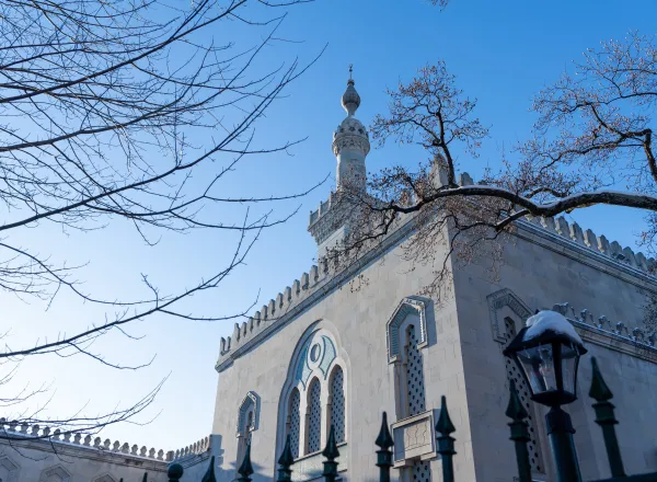 Di Islamic Center di Washington, Yang Mulia Sekretaris Jenderal LMD, Ketua Asosiasi Ulama Muslim, Syekh Dr. Mohammed Al-issa, membuka pertemuan Dewan Pendiri Kepemimpinan Islam di Amerika, baik bagian utara maupun selatan.