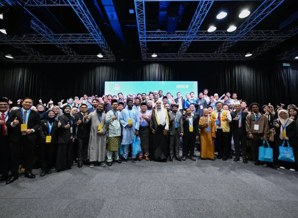 Yang Mulia Sekretaris Jenderal LMD sekaligus Ketua Organisasi Ulama Muslim, Syekh Dr.Mohammed Alissa  , bertemu dengan para pemimpin muda dari kalangan mahasiswa universitas dan para peneliti di ibu kota Malaysia, "Kuala Lumpur".