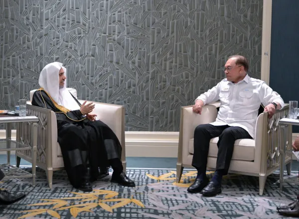 نخست‌وزیر مالزی، داتو سری انور ابراهیم، در اقامتگاه رسمی مهمانان دولت مالزی «منزل نخست‌وزیر»، از جناب آقاي دکتر شيخ محمد العیسی،  , دبیرکل سازمان همبستگی جهان اسلام و رئیس انجمن علمای مسلمان، استقبال کرد.