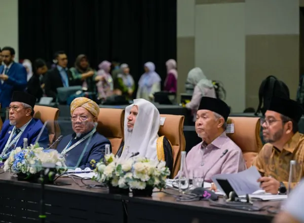 El Secretario general de la Liga del Mundo Islámico inaugura la cuarta sesión del foro del Consejo de Ulemas de la ASEAN y pone en marcha el proyecto de enseñanza de la lengua árabe destinado a los memorizadores del Corán de la región