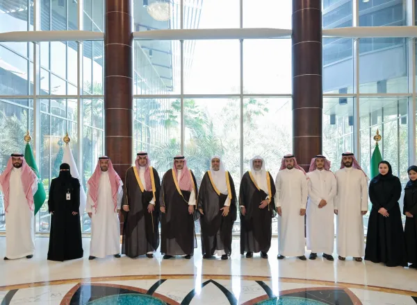 استقبلَ معالي الأمين العام، رئيس هيئة علماء المسلمين، فضيلة الشيخ د.⁧‫محمد العيسى‬⁩‬⁩، ظُهرَ اليوم، سعادةَ رئيس جامعة المجمعة، رئيس مجلس إدارة مركز سيفال السعودية، الأستاذ الدكتور صالح بن عبدالله المزعل