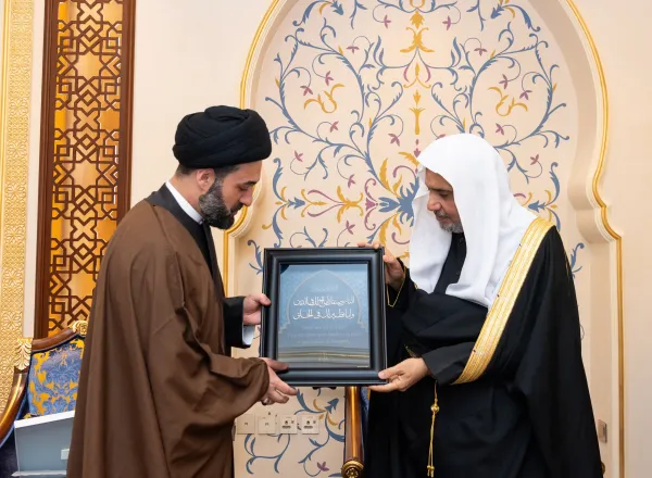 سیکرٹری جنرل رابطہ اور چیئرمین مسلم علماء کونسل عزت مآب شیخ ڈاکٹر محمد العيسى نے مکہ مکرمہ میں رابطہ کے مرکزی دفتر میں دار العلم امام خوئی سے منسلک متعدد شخصیات کا استقبال کیا