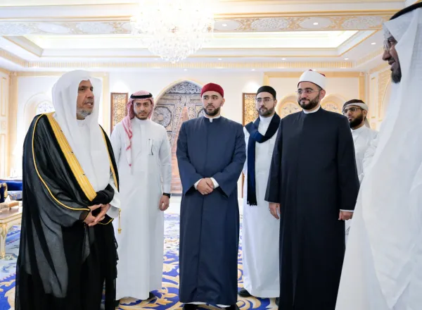 H.E. Sheikh Dr. Mohammed Al-Issa , Secretary-General of the MWL, met in Makkah with a distinguished group of Qur’an reciters from the MWL’s Global E-Maqraa