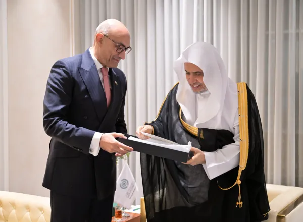 استقبل معالي الأمين العام، رئيس هيئة علماء المسلمين، فضيلة الشيخ د.⁧‫محمد العيسى‬⁩ ⁦‬⁩، في مكتبِه، مساءَ اليوم، سعادةَ سفير جمهورية باكستان الإسلامية، السيد أحمد فاروق