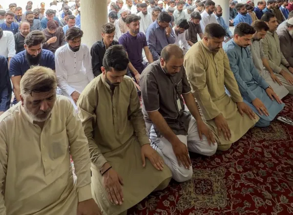 شاہ فیصل مسجد اسلام آباد، شاہی مسجد لاہور، اور پارلیمنٹ کی جامع مسجد میں خطبۂ جمعہ دینے کے بعد: