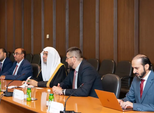 El SG, presidente de la Comisión de Ulemas Musulmanes, el Sheij Mohammed Al-Issa, se reunió en la sede del Parlamento en la capital Sarajevo con el actual presidente de la Cámara de Representanteso Sr. Denis Zvizdić.